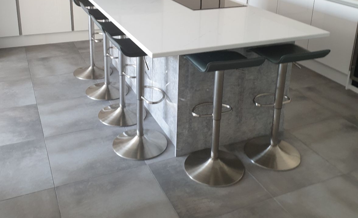 Grey porcelain tiles in kitchen