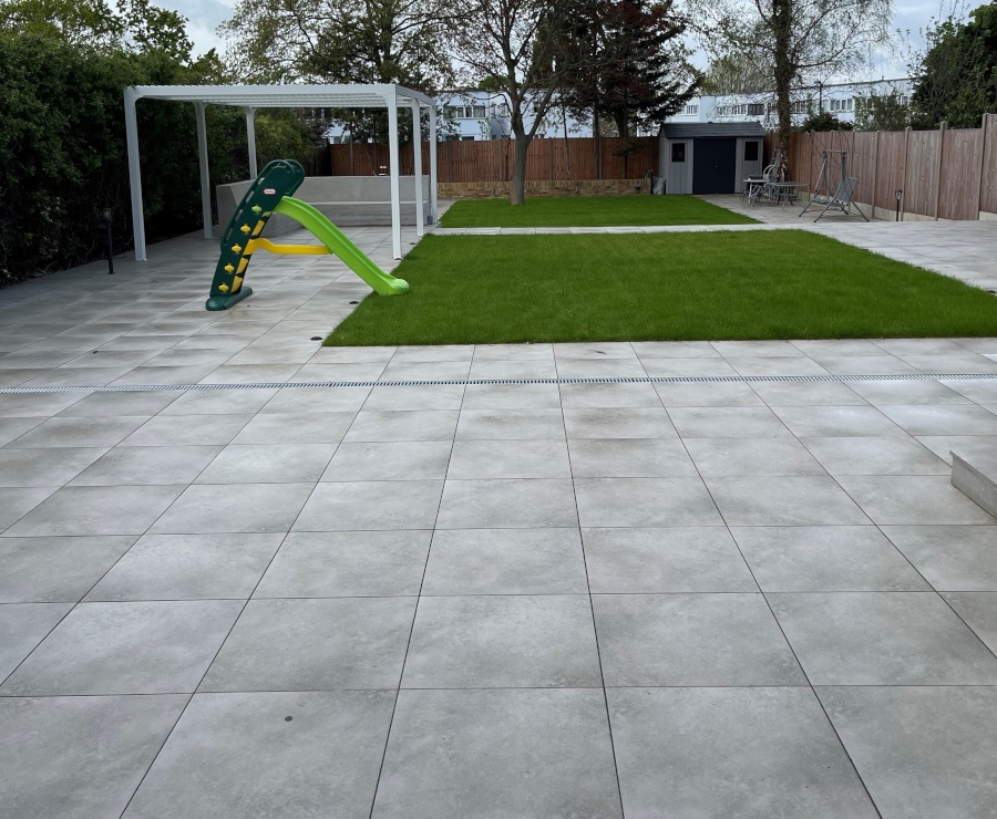 Garden patio with Grey Limestone porcelain tiles