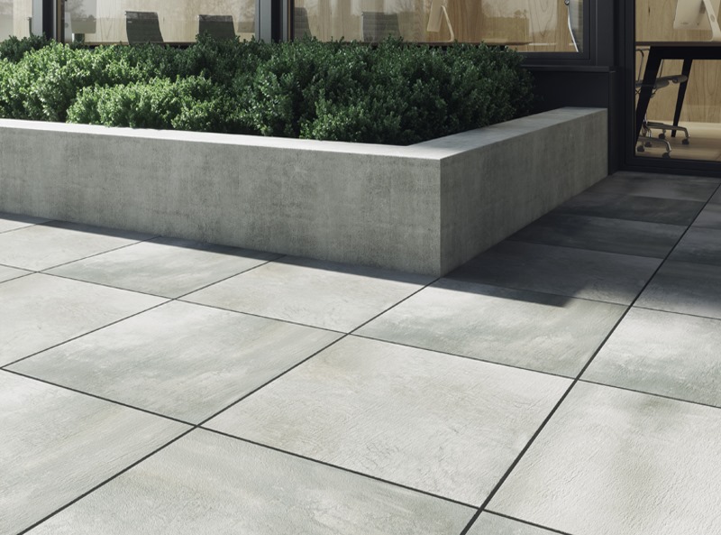 Porcelain paving in a garden